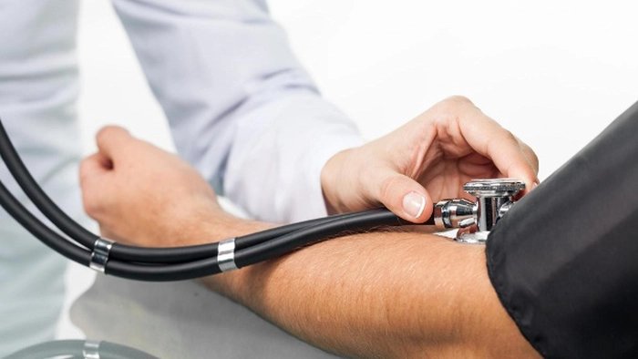 un medic care ia tensiunea unui pacient