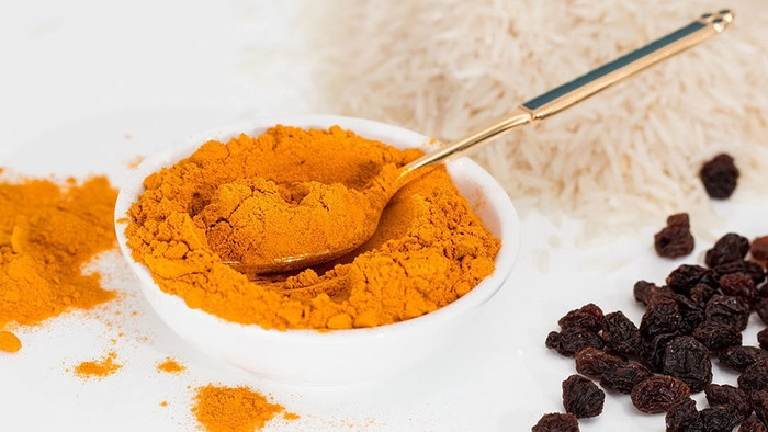 o lingura intr-un bol cu turmeric