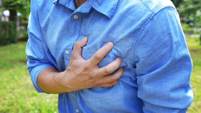 barbat care se tine de inima din cauza durerii