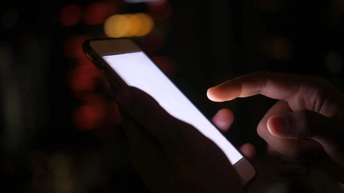  o persoana care foloseste un telefon