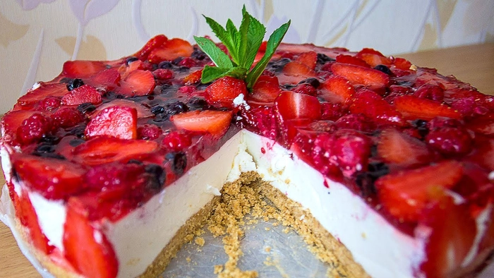 un cheesecake fara coacere cu mascarpone decorat cu capsuni  taiat pe o farfurie 