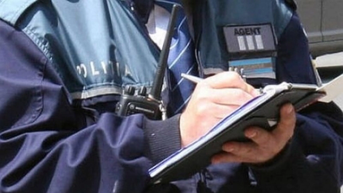  un politist care scrie