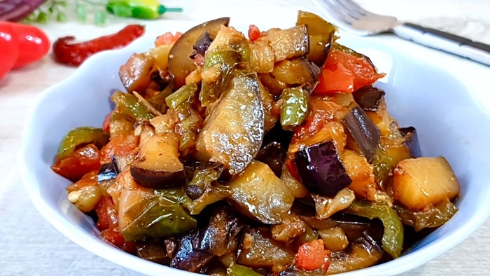 zacusca de vinete intr-o farfurie pe o masa