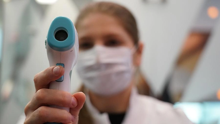 medic care doreste sa verifice temperatura 
