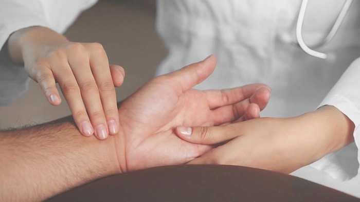 medic care verifica pulsul unei persoane