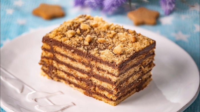 un tort de biscuiti taiat pe o masa