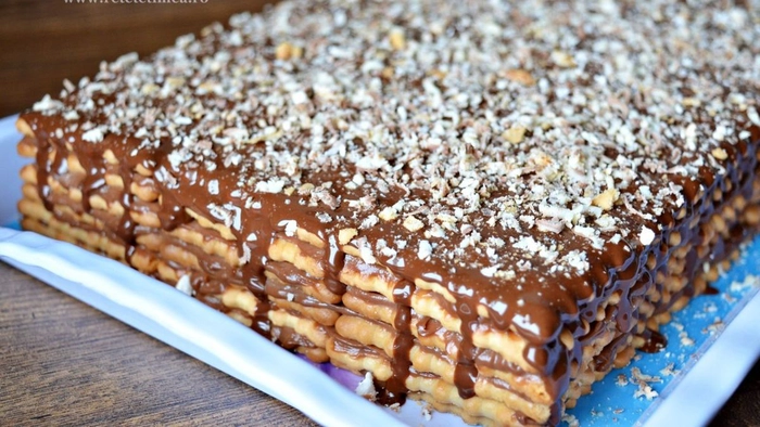 un tort de biscuiti taiat pe o masa