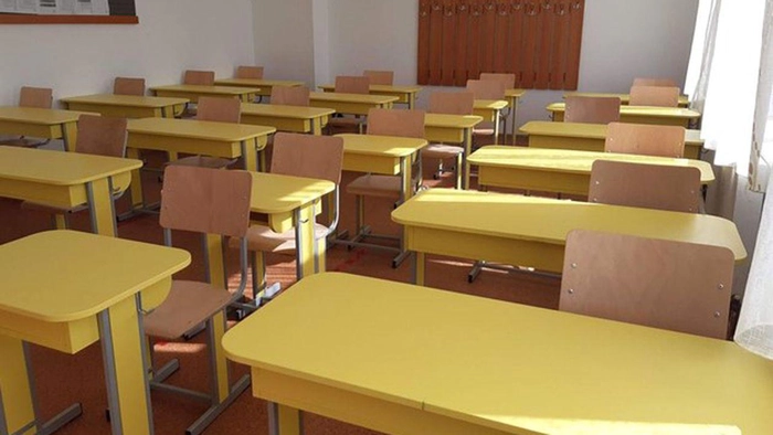  banci si scaune intr-o sala de clasa