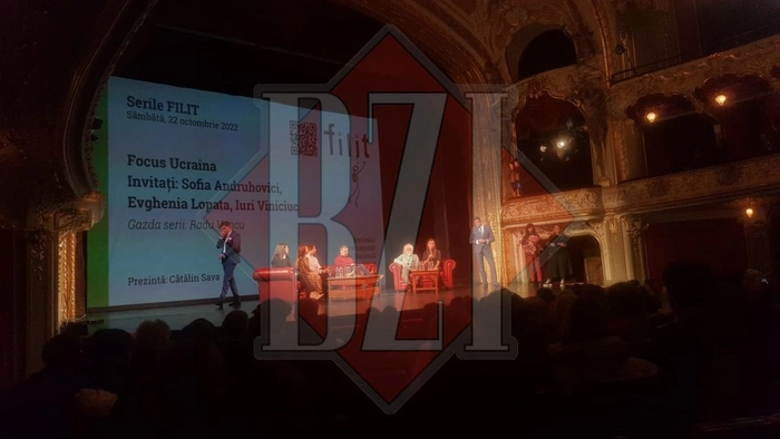 scena Teatrului Nationalpe care invitatii ucraineni, Costel Alexe, Radu Vancu și cei doi traducatori