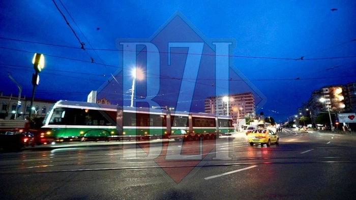 tramvai verde pe strada noaptea