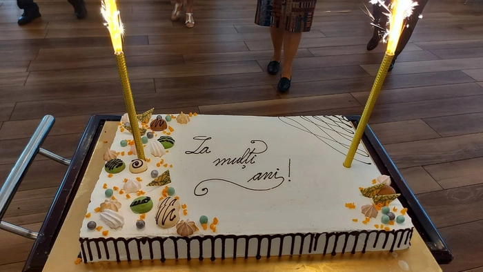 tort cu doua artificii in el