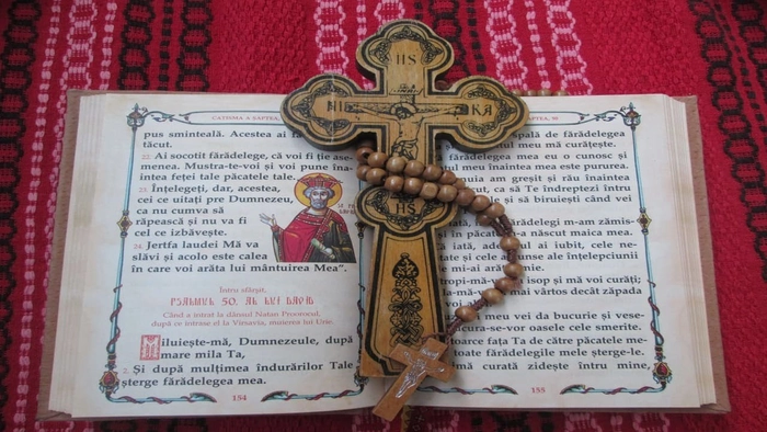 psaltire deschisa cu o cruce pe ea