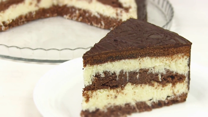 o felie de tort cu foi cu bulion pe o farfurie