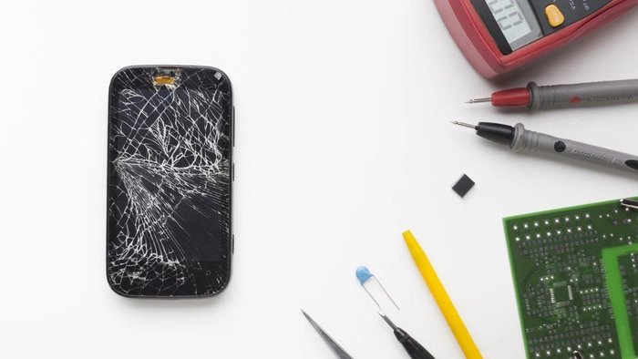 un telefon cu ecranul spart