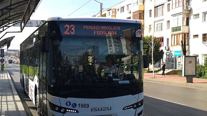 autobuz alb in statie