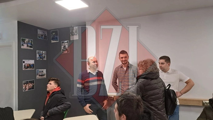 Vlad Pitaru discutand cu alti absolventi al liceului de Informatica