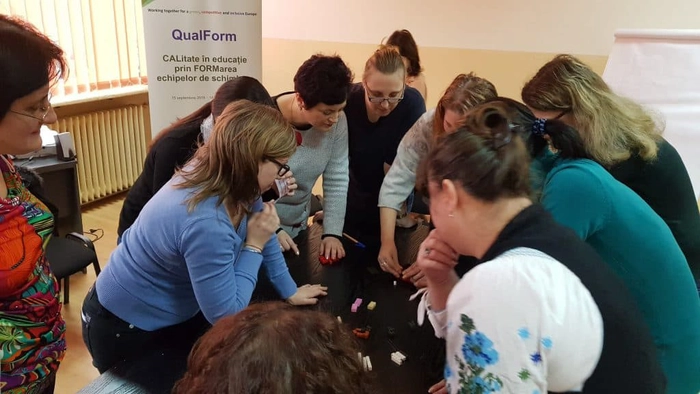 persoane adunate in jurul unei mese