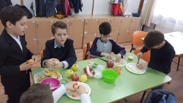  copii care stau la masa