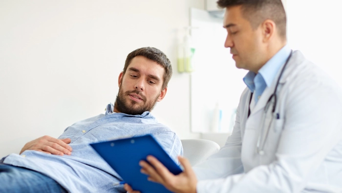 barbat care discuta cu un medic aflanduse la un control