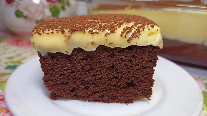 o prajitura pe o farfurie