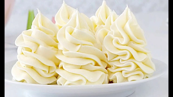 crema de mascarpone pe o farfurie