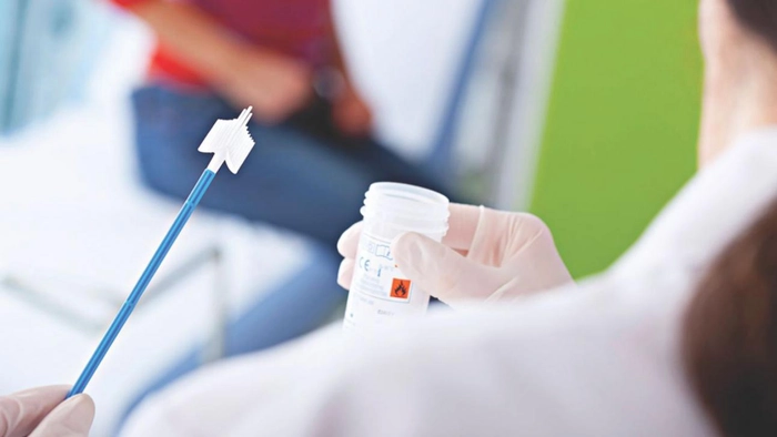   o imagine cu o persoana care testeaza HPV si Babeș Papanicolau