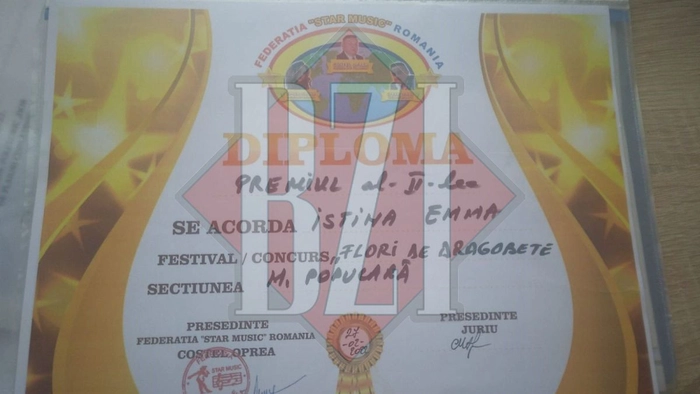 o poza cu o diploma castigata de fetita