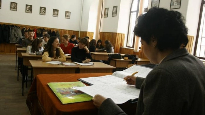 persoana la catedra si elevi in sala