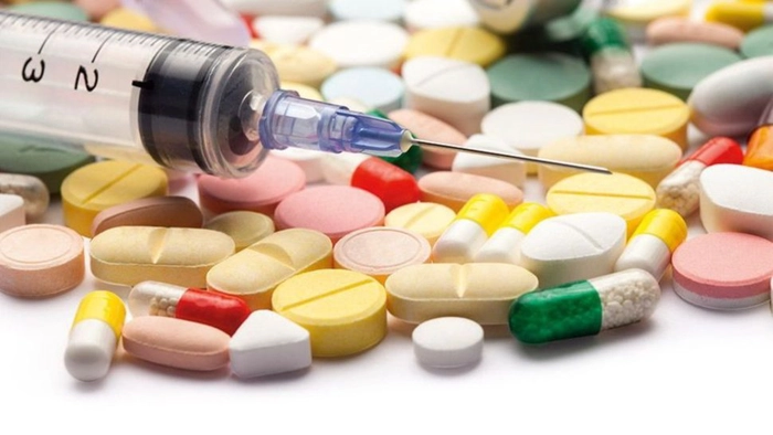 mai multe vitamine pe o masa si o seringa