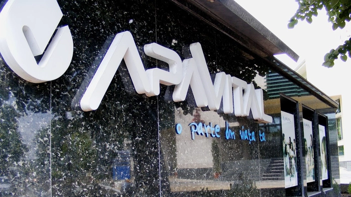 perete de granit cu sigla firma ApaVital