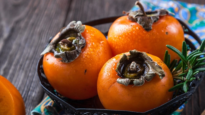 mai multe fructe kaki intr-un bol