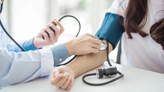 medic care verifica tensiunea unei persoane
