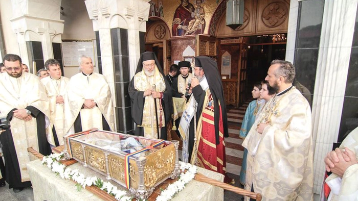 o imagine cu moastele sfintei