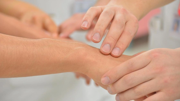 persoana care verifica ritmul cardiac unei persoane