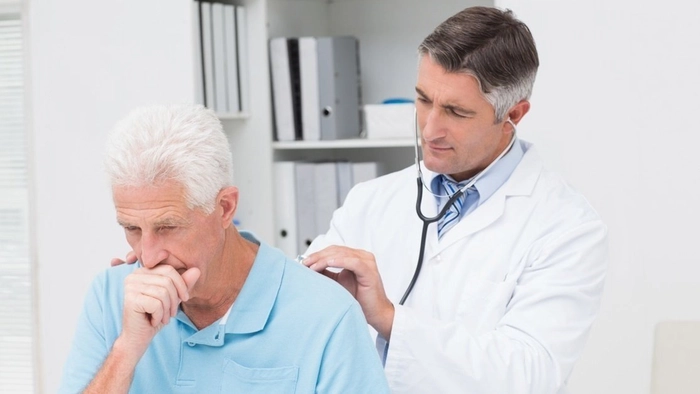 medic care asculta plamanii unui barbat care tuseste