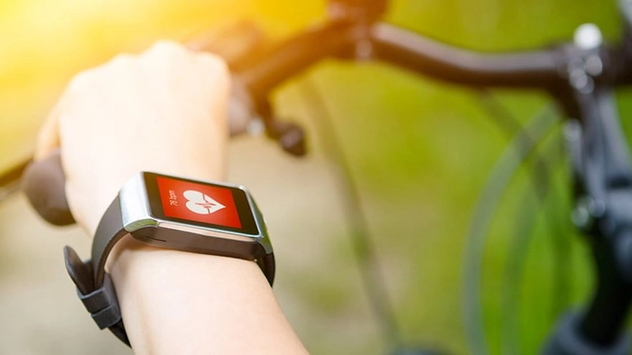 pulsul unei persoane care merge pe bicicleta afisat pe un ceas electronic