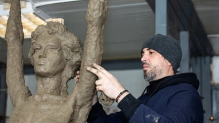 artistul vladlen babcinețchi realizează o sculptură