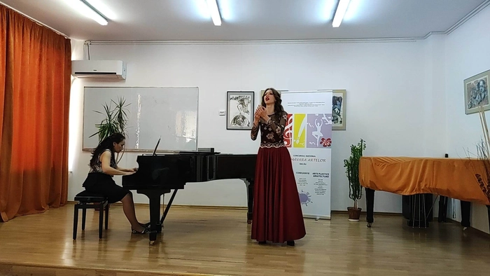 o poză cu mezzosprana Alexandra Enache