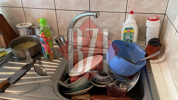 o poză cu vase murdare