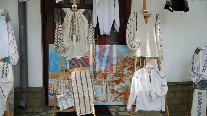  o poză de la o expoziție de haine tradiționale realizate de către membrele grupului Șezătoare Iași