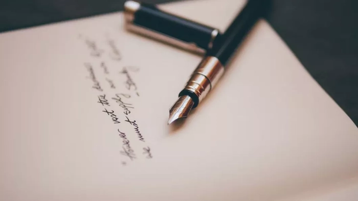 o poză cu o persoana care scrie