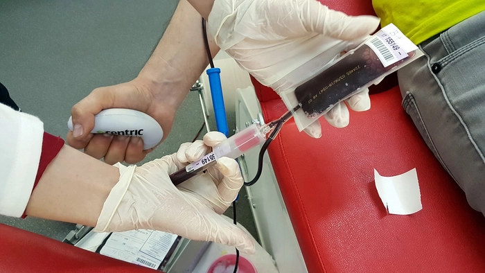 o persoana care doneaza sange