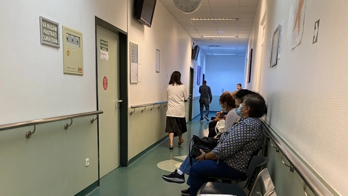 mai mulți medici