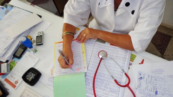  medic de familie care semnează acte
