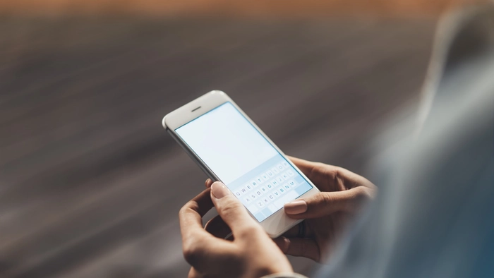 o pacienta care sta pe telefon