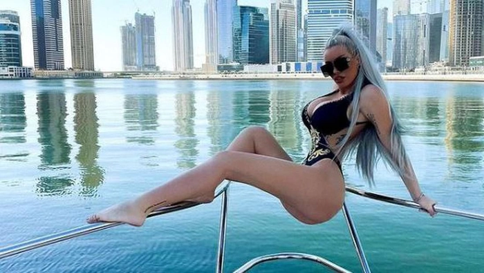 loredana chivu pe un iaht in costum de baie