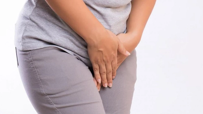 femeie care acuza o infectie urinara