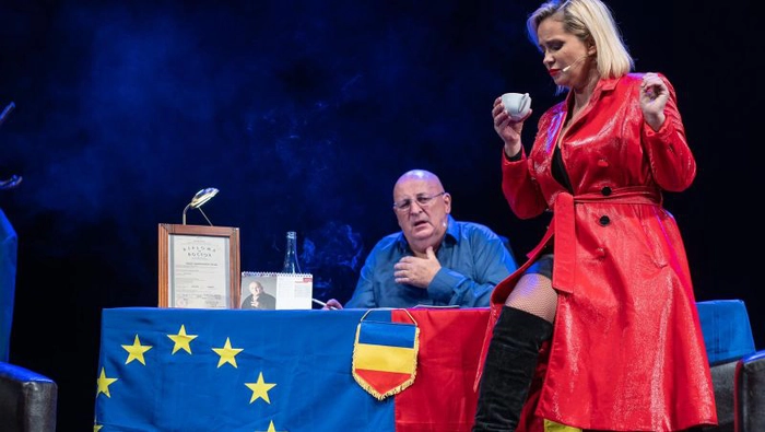 paula chirila pe scena alaturi de actorul stelian milu