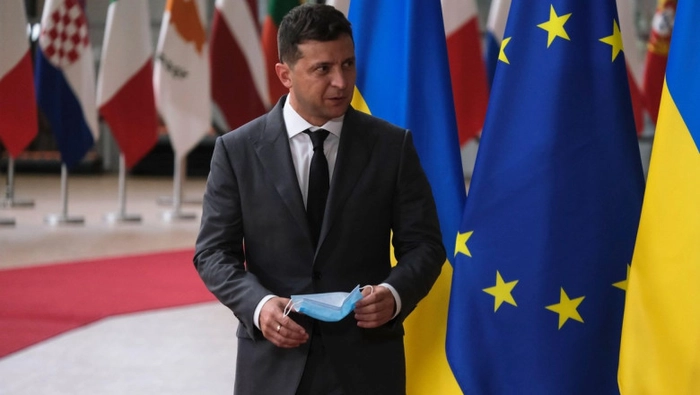 Volodimir Zelenski, presedintele Ucrainei, steagurile membrilor Uniunii Europene