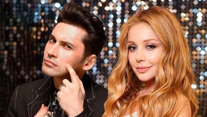 colaj dan balan care tine degetul pe obraz si tina karol